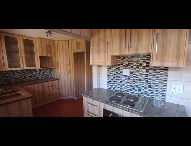 2 BEDROOM HOUSE FOR SALE IN BEVERLEY HILLS